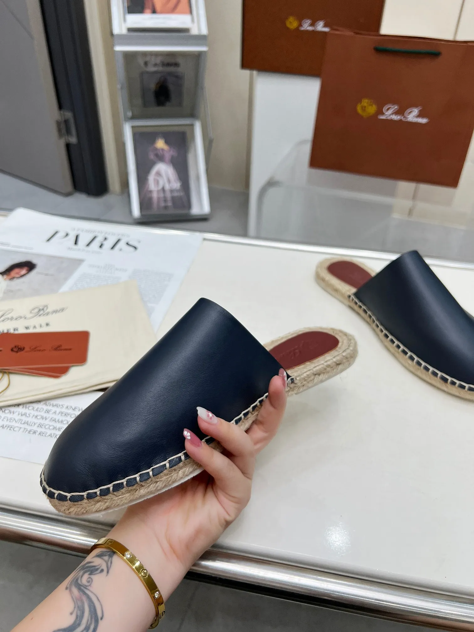Men's men's shoes 💰520 🧚‍♂️.Loro Piana*👉Top genuine high-end fisherman's shoes and half-drag style👉Buy the original 1:1 copy💯💯💯 Founded the existing Loro Piana company on April 24, 1924. It is now the sixth generation of family business, providing high-quality products to customers who are discerning about taste and quality. ❤️Imported calfskin fabric. The lining is made of A-grade sweat-absorbent and breathable lining. 💯💯💯 Purely handmade. 💯Authentic packaging. Original one-to-one molded outsole. The favorite sandals of Middle Eastern tycoons. Code number: 39-46.